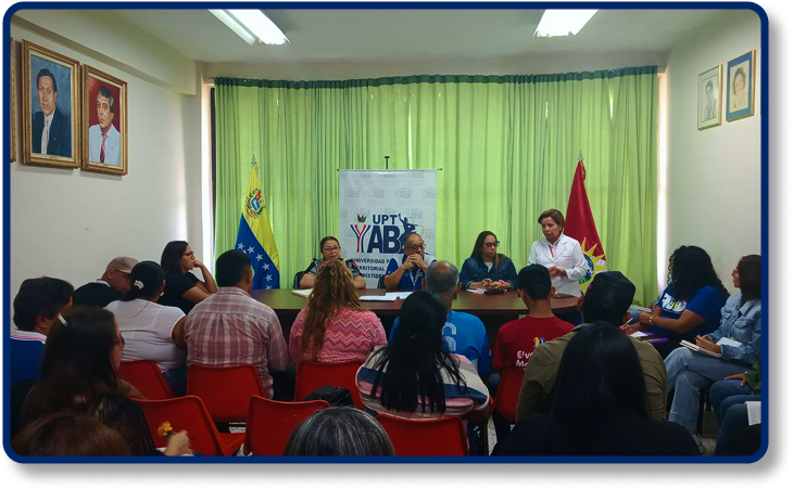 Estudiantes en bienvenida de la UPTYAB